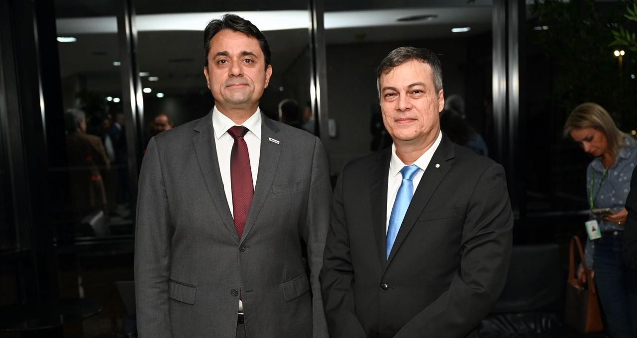 Karel Ozon é empossado presidente da AMPDFT